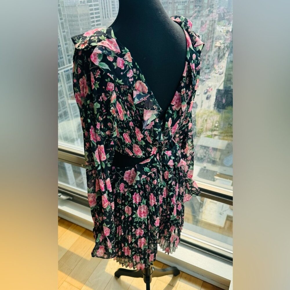 🆕 AMUR 🧿 X REVOLVE NWOT Sleeveless V Neck Pleat Floral Romper Size 8 - Picture 8 of 16